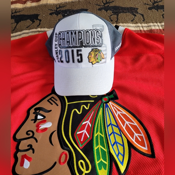 Chicago Black hawks jersey and Stanley cup hat. - Picture 6 of 14
